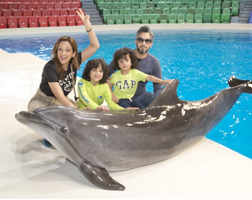 photo-with-dolphin-dubai-dolphinarium-dry-experience